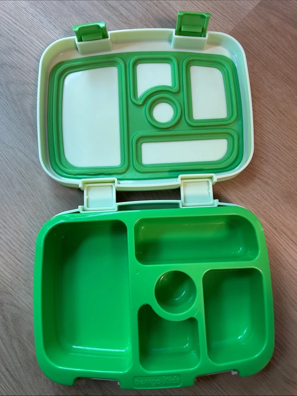 Bentgo-Style Kids Lunchbox Tray 5 Compartment Green plus FREE food picks